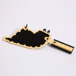 Pieza de plástico de dos colores.